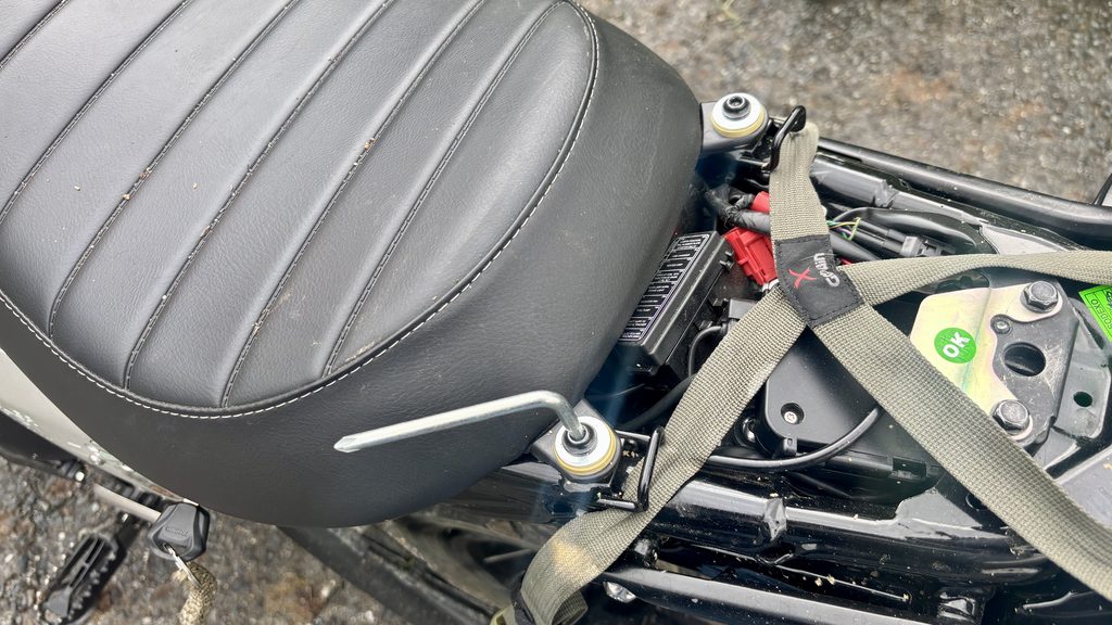 車載工具を使ってスクランブラー400XCのシートを外す。