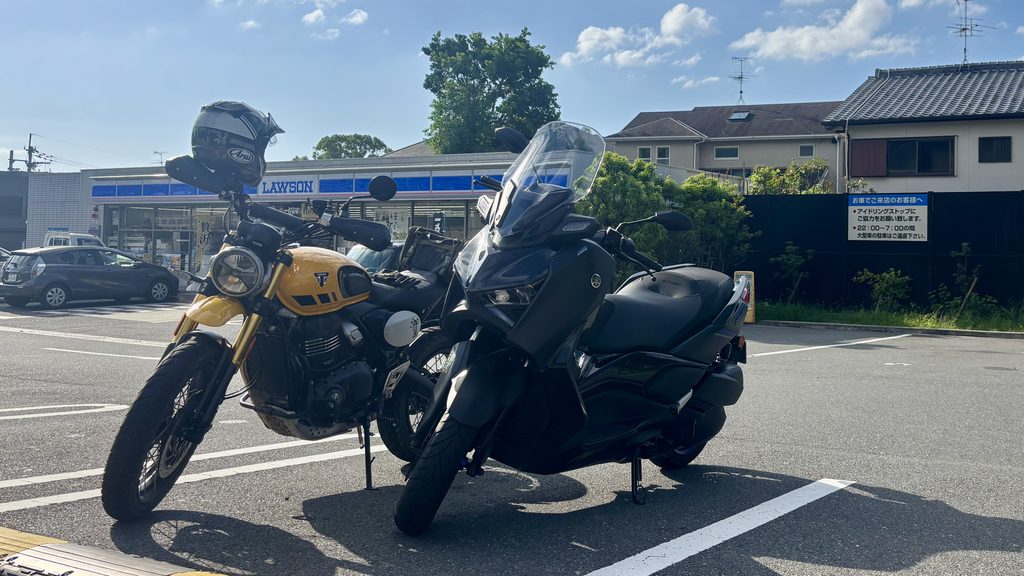 今日はシルバーウィークということで、相方とツーリングです。
トライアンフ スクランブラー400XCとヤマハXMAX