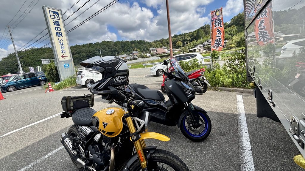 「道の駅いながわ」です。
連休ということもあって、バイクがいっぱい。