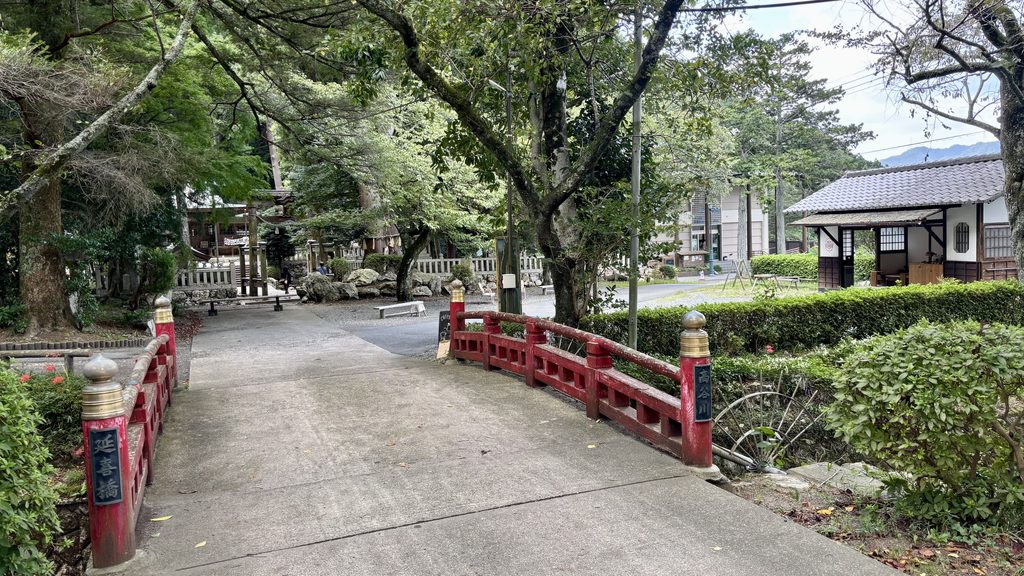 兵庫県丹波市にある「いそべ部神社(いそべじんじゃ)」の境内