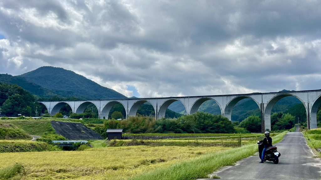 虎臥城大橋は、兵庫県朝来市和田山町にある播但連絡道路の橋