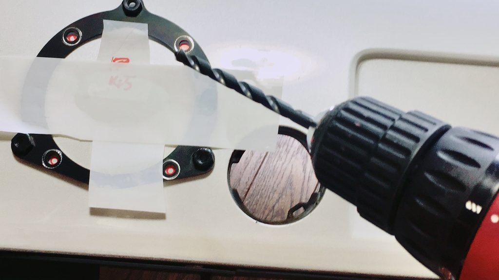 トヨタIQのバンパーにステー用の穴を開ける