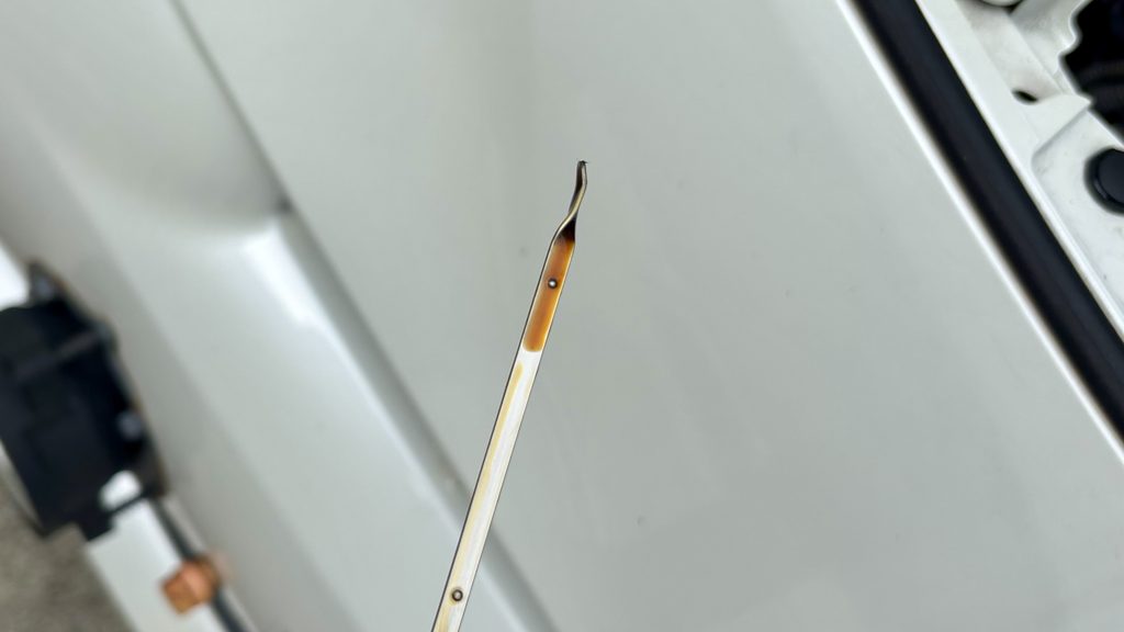トヨタIQのエンジンオイル量と汚れを確認