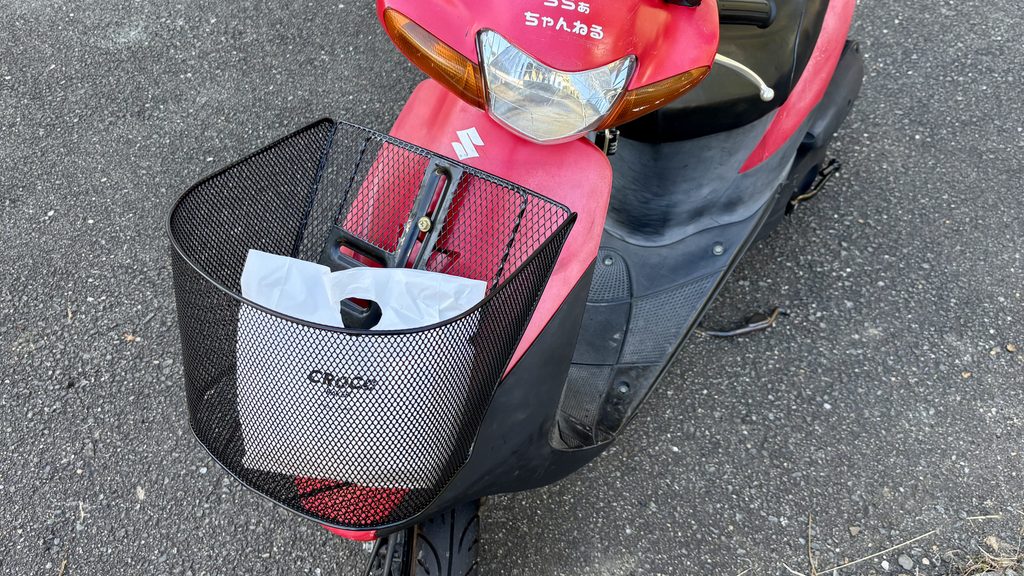 新品のフロントバスケットを付けたスズキレッツ2