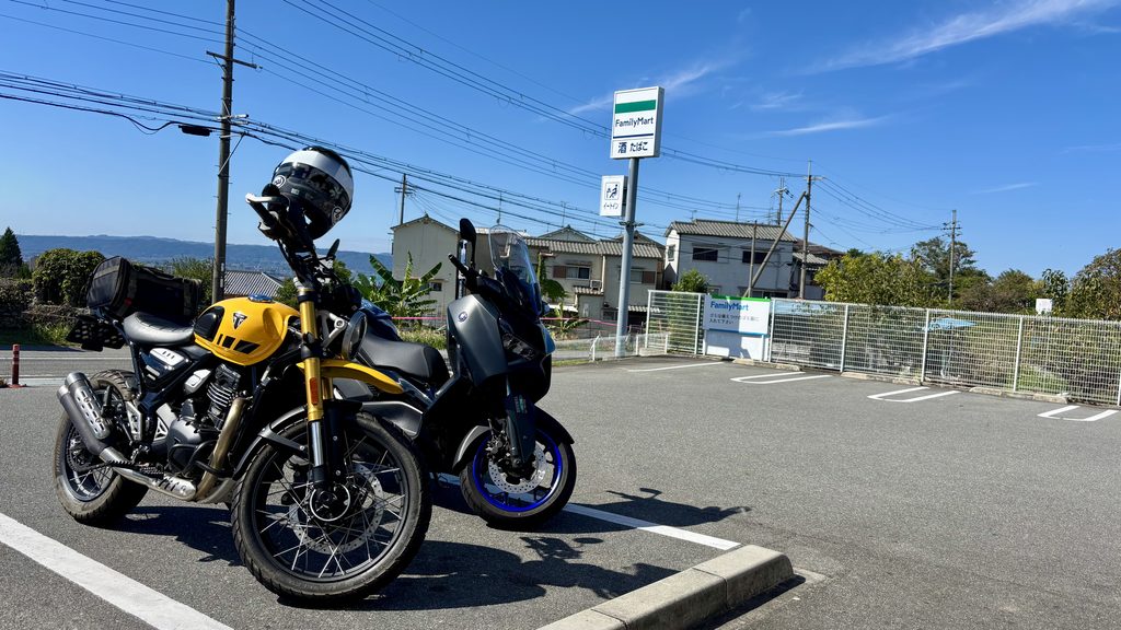 奈良公園近くのファミリーマーで休憩するスクランブラー400XCとヤマハxmax