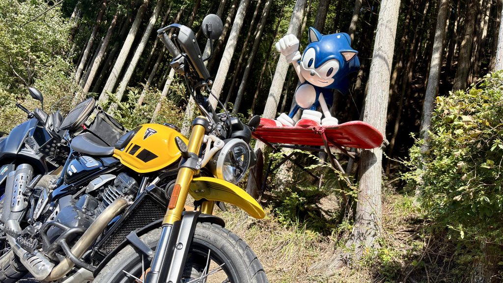 ソニック・ザ・ヘッジホッグとスクランブラー400XCのツーショット