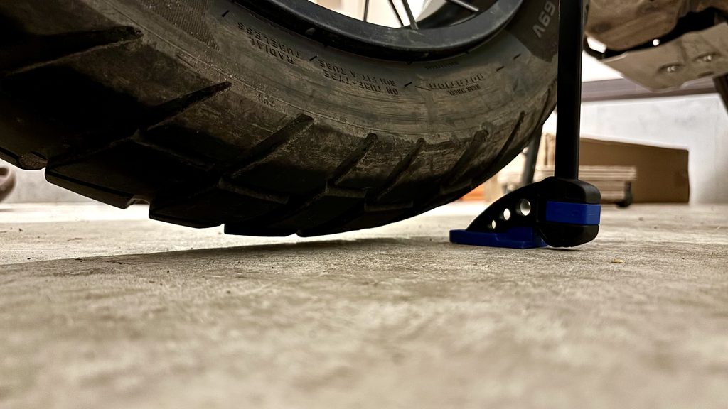 SK11(エスケー11) 怪力クイックバークランプをスイングアームにセットしてリアタイヤを浮かす。