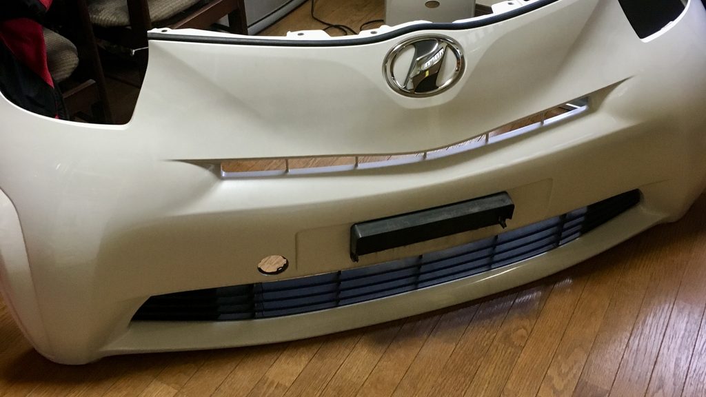 取り外したトヨタIQのバンパー